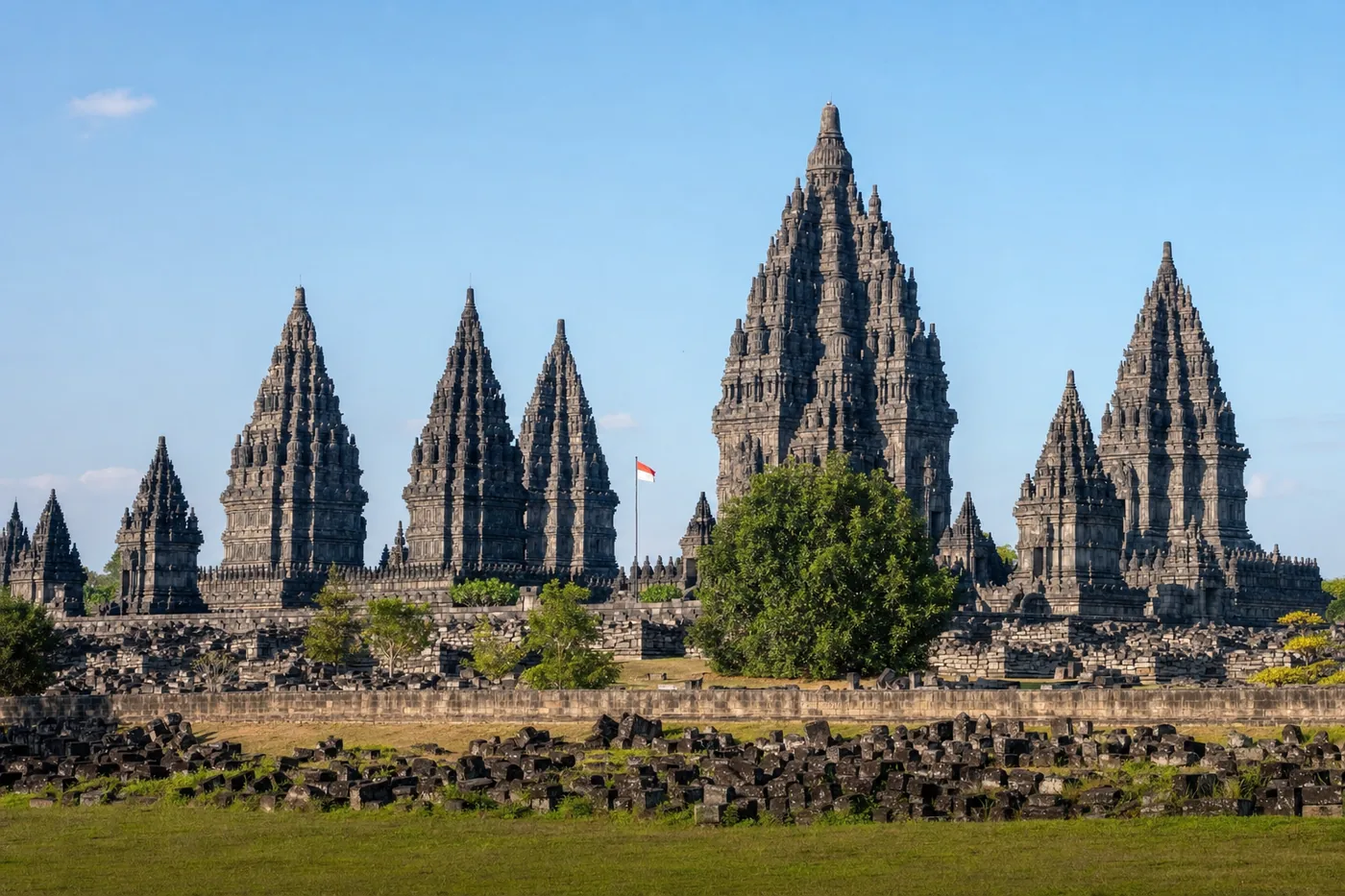 Indonezja – znany zabytek z flagą narodową