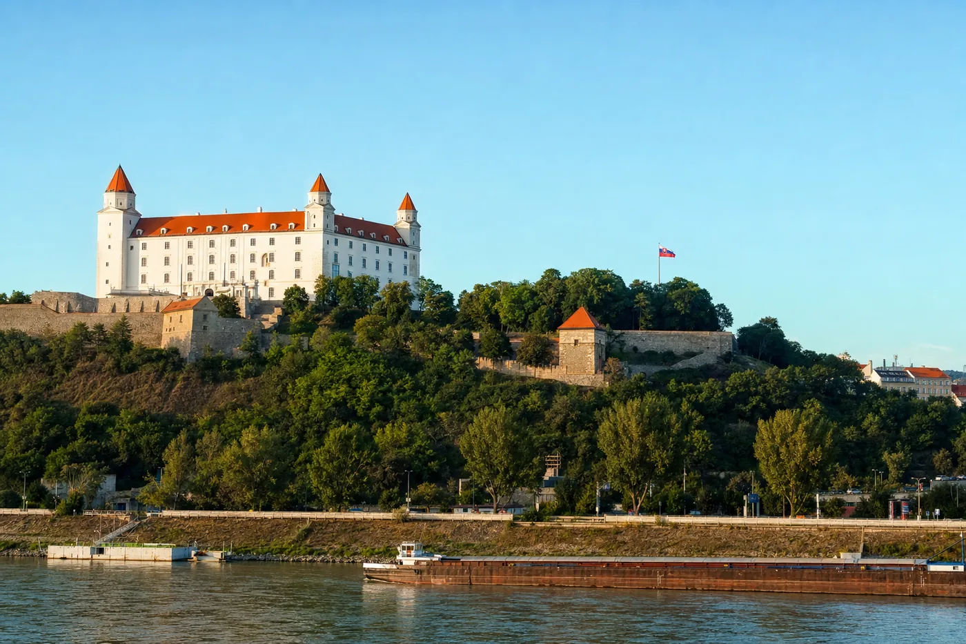 Słowacja – znany zabytek z flagą narodową